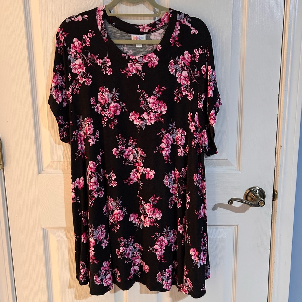 LuLaRoe “Erika” Floral Short Sleeve Top